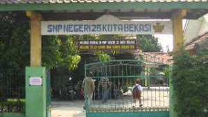 Siswa SMPN 25 Kota Bekasi Risih Toilet Sekolah Bau Dan Kotor