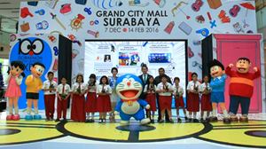 Doraemon dan Sahabat Berbagi Kebahagiaan Bersama Anak-Anak Surabaya