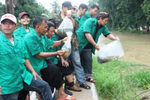 Peduli Lingkungan, Pemuda Ansor Kota Bekasi Tebar Ribuan Benih Ikan di Kalimalang